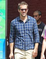 组图：型男雷诺兹撇女友穿格仔衫出街