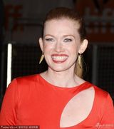 组图：《魔鬼绳结》首映 威瑟斯彭性感露乳沟