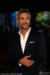 组图：洛尔瓦彻深V裙撑《巴勒莫狂花》首映