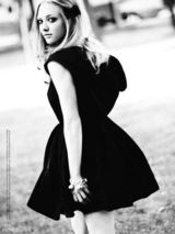 组图：阿曼达-塞弗里德登封面 电眼粉唇迷人