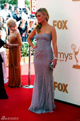 组图：艾美奖红毯 朱丽娅-斯蒂尔斯褶皱鱼尾裙华丽