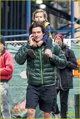 组图：奥兰多带儿子出行坐肩头 心情好聊电话