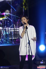 组图：刘思涵白衬衫酷帅开唱 回娘家谢粉丝