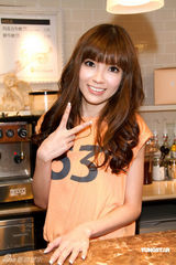 幻灯图：郭美美被曝爱下厨 与黄靖伦DIY杯子蛋糕