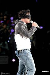 组图：杨千嬅个唱悲喜交加 老公与陈奕迅等好友捧场