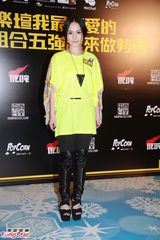 组图：阿娇沉浸恋情微笑 携容祖儿出席活动