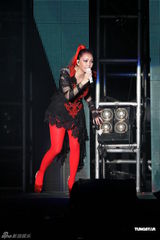 组图：阿妹身著爆乳装开唱 歌迷现场点唱饱耳福