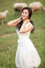 组图：刘芳毓户外写真曝光 尽显美丽优雅