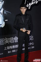 组图：方大同现身演唱会发布会 着黑西装帅气