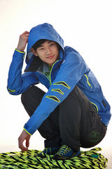 高清组图：韩星金秀炫运动品牌写真绽放柔情微笑