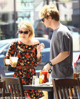 组图：艾玛-罗伯茨印花衬衫露斜肩 谨慎防偷拍