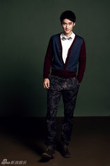 组图：蒋劲夫娜扎火红大片 青春活力喜庆开年