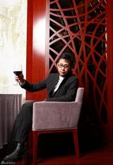 幻灯图：张译写真诠释文艺青年 品味演艺人生 