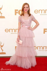 组图：艾美奖红毯 杰玛-梅斯薄纱粉裙透视诱惑