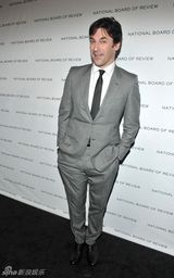 国家评论协会奖晚宴 贝尔和阿弗莱克夫妇亮相(组图)