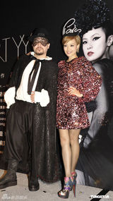 组图：容祖儿身穿亮片短裙亮相脚踩七色高跟鞋