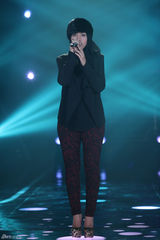 组图：周笔畅睡衣扮猫女 邓紫棋自弹自唱