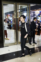 独家高清：张根硕撑品牌活动 少女时代允儿清纯