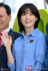 组图：赵仁成韩孝珠休闲亮相活动 比可爱剪刀手