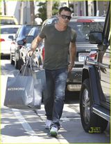 幻灯图：梅根-福克斯裸背露内衣 老公拎包陪逛街