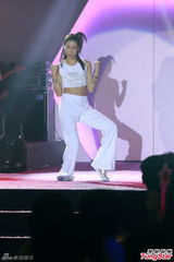 组图：钟嘉欣开唱似百变公主 郑欣宜等助阵