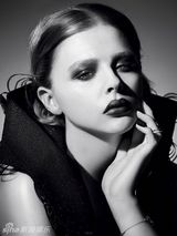 组图：童星科洛莫瑞兹拍写真 复古浓艳PK小清新