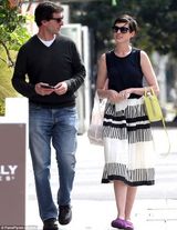 组图：海瑟薇淑女装扮出街 见狗仔瞬间变脸怒指