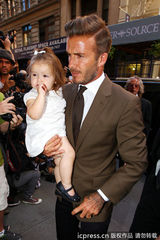 组图：小贝携妻女现身 小七眼神超萌