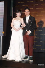 组图：周慧敏曼妙白裙女神范儿 大方秀光滑美背