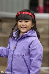 组图：田亮再显搭配神功 可爱Cindy变“村姑”