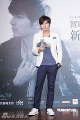 组图：贺军翔宣传写真集 为艺术不介意全裸