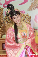 组图：欧阳震华曾为港姐伴舞 胡杏儿钟嘉欣大晒舞功