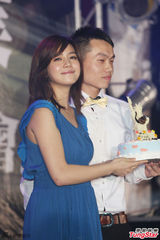 组图：陈妍希校园开演唱会 现场庆生亲吻蛋糕