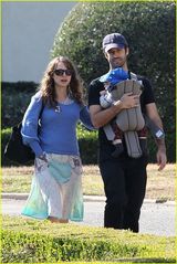 组图：波特曼与老公带儿子散步 享受生活其乐融融