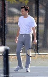 组图：莱昂纳多《华尔街之狼》片场欢乐打网球