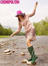 组图：《吸血鬼》女星妮娜登封面 大秀乳沟美腿