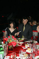 组图：姚明夫妇慈善晚宴恩爱亮相 叶莉孕味十足