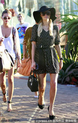 组图：帕里斯-希尔顿潮店扫货毫不惜金