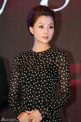 组图：殷桃亮相“新旅行之夜” 黑色礼服性感大方