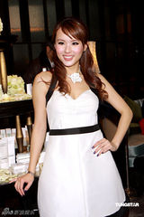 幻灯图：佘诗曼分享护肤心得 何超云谈父亲病情