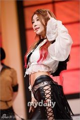 组图：雪莉灿烈主持MCD 金贤重扯衣秀人鱼线