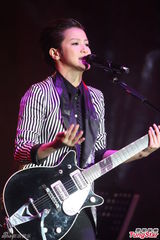 组图：何韵诗上海酷帅开唱 获母亲台下助阵