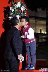 组图：郭涛父子首亮相活动 李亚鹏形单影只