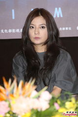 组图：赵薇宽松装扮携赵又廷亮相台湾