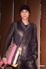 组图：彭于晏谢欣颖代言春装展现迷人色彩与魅力