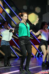 组图：李玟扭腰摆臀性感开唱冷落老公