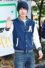 组图：神话成员JunJin退役 众粉丝迎接感动落泪