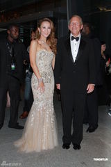 组图：李玟着鱼尾礼服亮相 大方与丈夫亲吻拍照