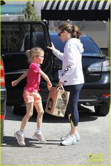 组图：小本妻女现身披萨聚会 穿着随性惬意