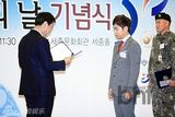 组图：韩星玄彬17年存款35亿韩元 荣获总统表彰